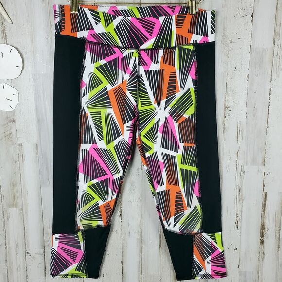 Fabletics Powerhold Capri Leggings Black Tribal Geo Print Size Large - Picture 1 of 10